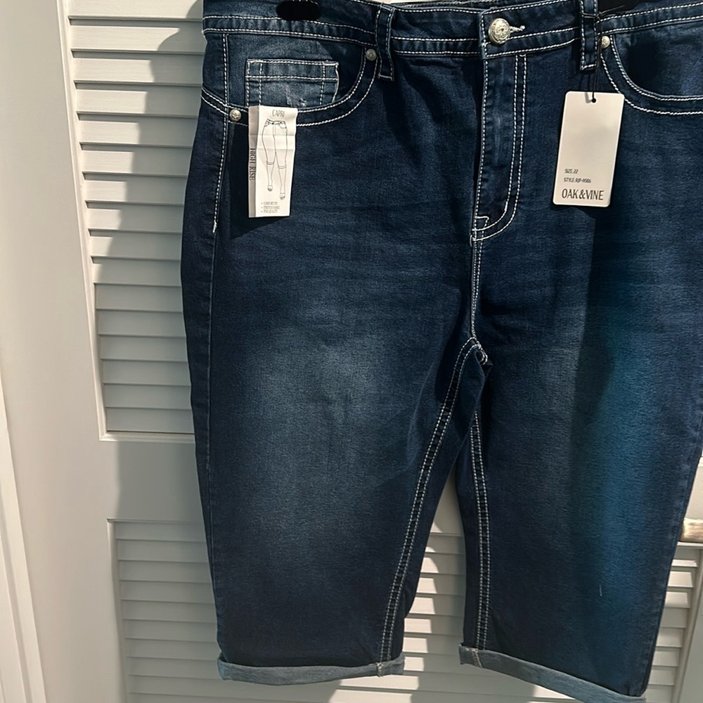NWT Oak & Vine Denim Capris with jeweled back pockets, comfort fit and stretch.